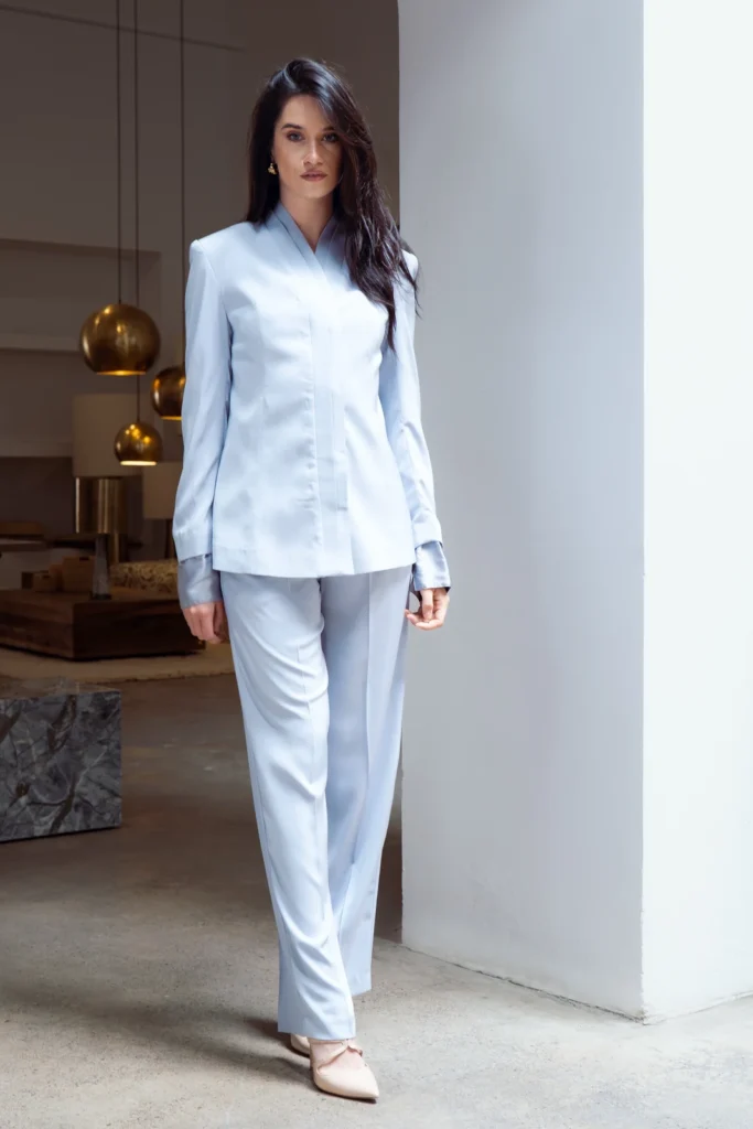 Naïa, ensemble veste et pantalon en crêpe de soie bleu glacier de la maison Belsami