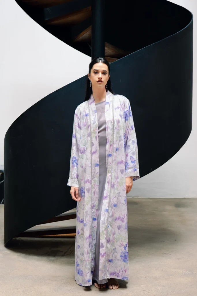 Alia, kimono long en lin fleuri lilas de la maison Belsami, porté ouvert sur une robe